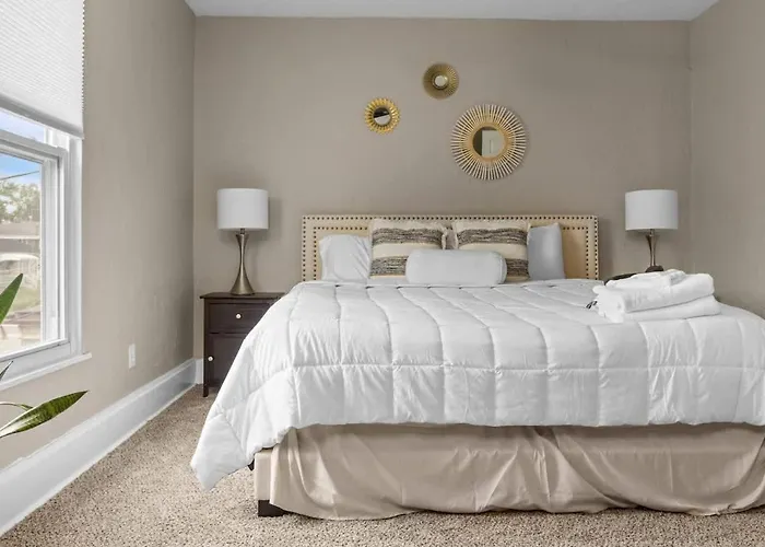 Plush 4br Retreat Patio & Parking Holiday home