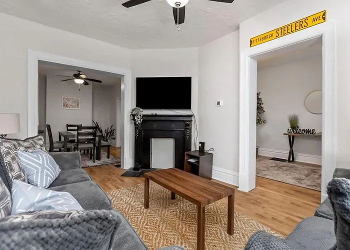 Holiday home Plush 4br Retreat Patio & Parking