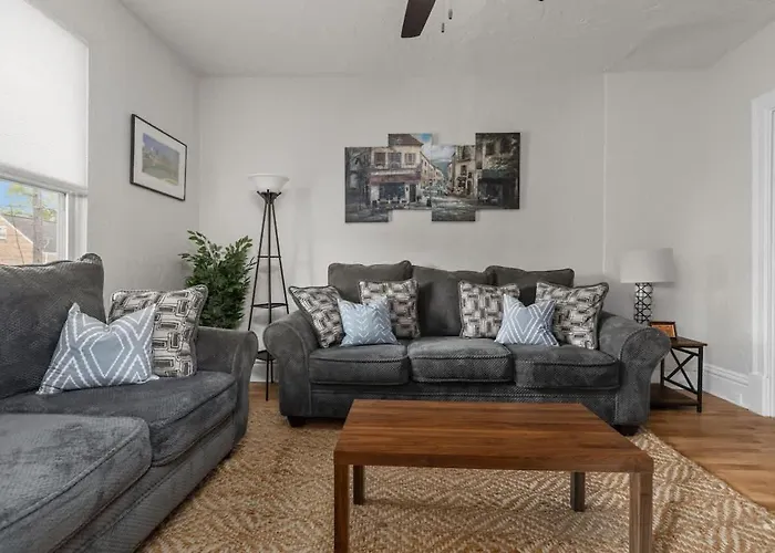 Plush 4br Retreat Patio & Parking Holiday home Pittsburgh
