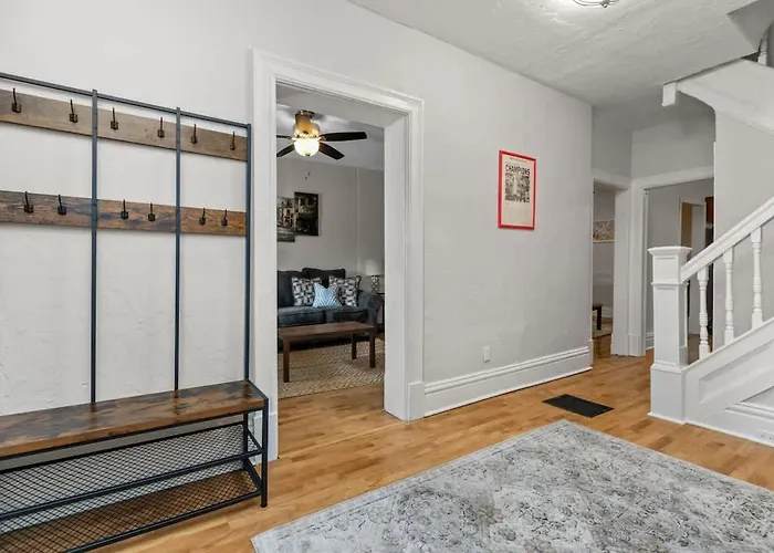 Plush 4br Retreat Patio & Parking Holiday home Pittsburgh