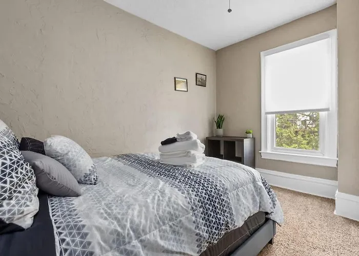 Plush 4br Retreat Patio & Parking Holiday home *