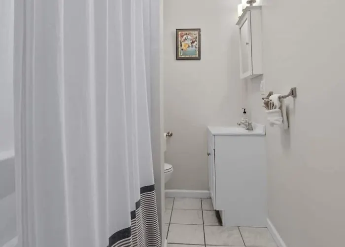 Plush 4br Retreat Patio & Parking *