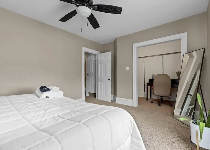 Plush 4br Retreat Patio & Parking Holiday home