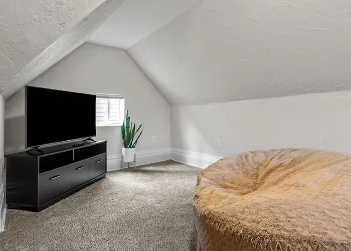Holiday home Plush 4br Retreat Patio & Parking